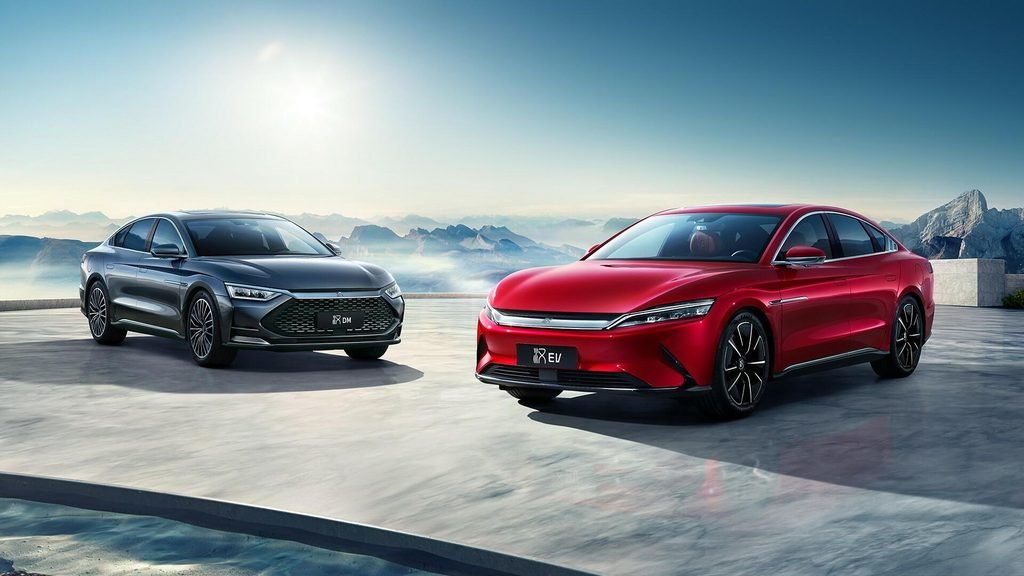 Hybrid and electric car driving range comparison on a long highway